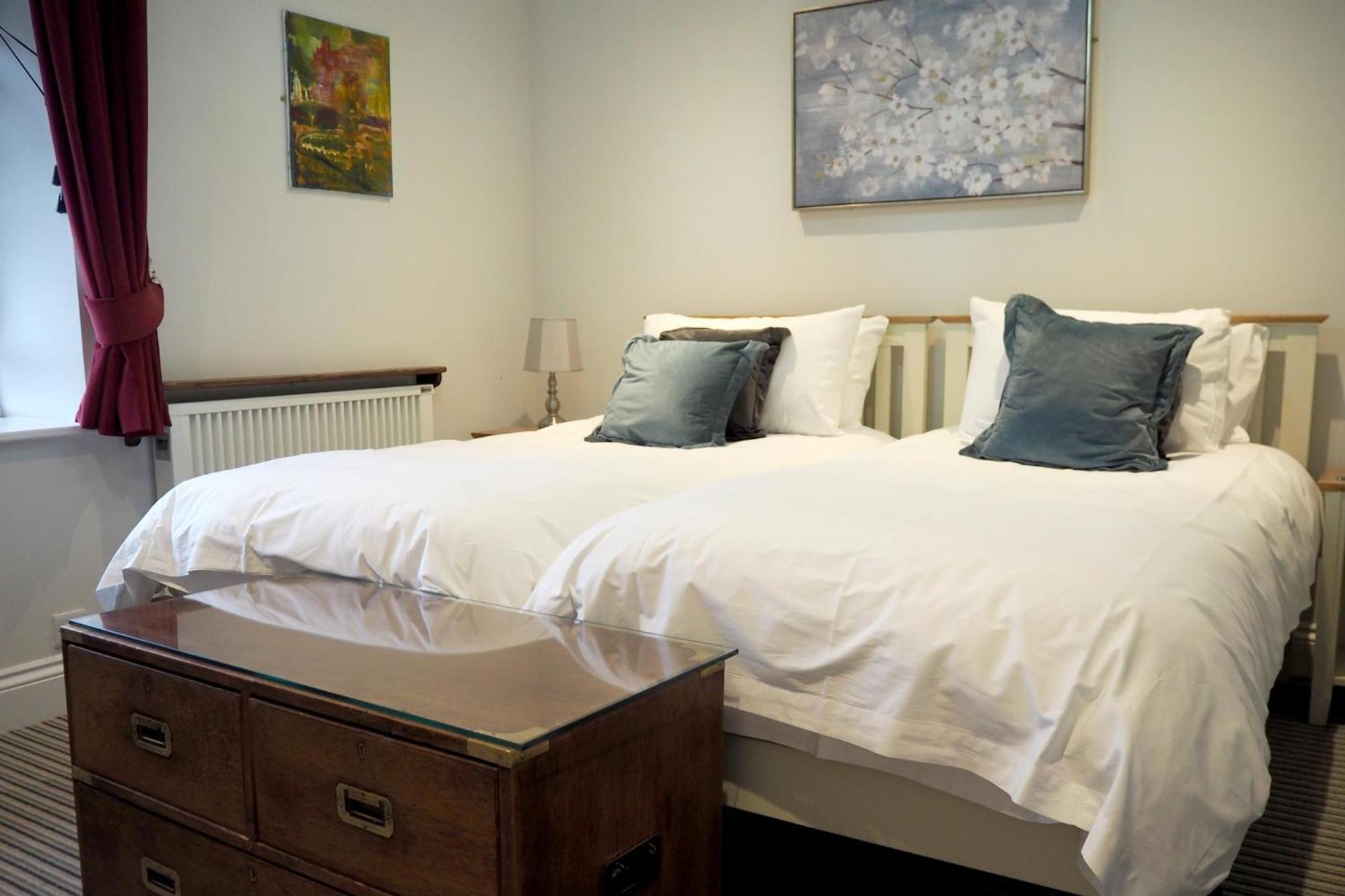 The Dog & Gun Inn Netheravon Zimmer foto