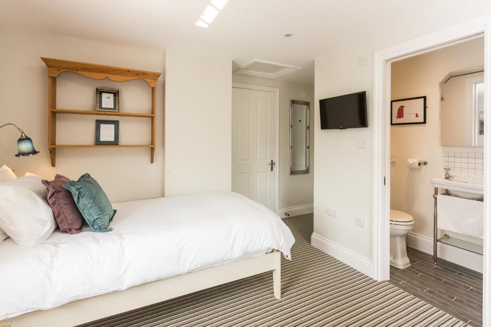The Dog & Gun Inn Netheravon Zimmer foto